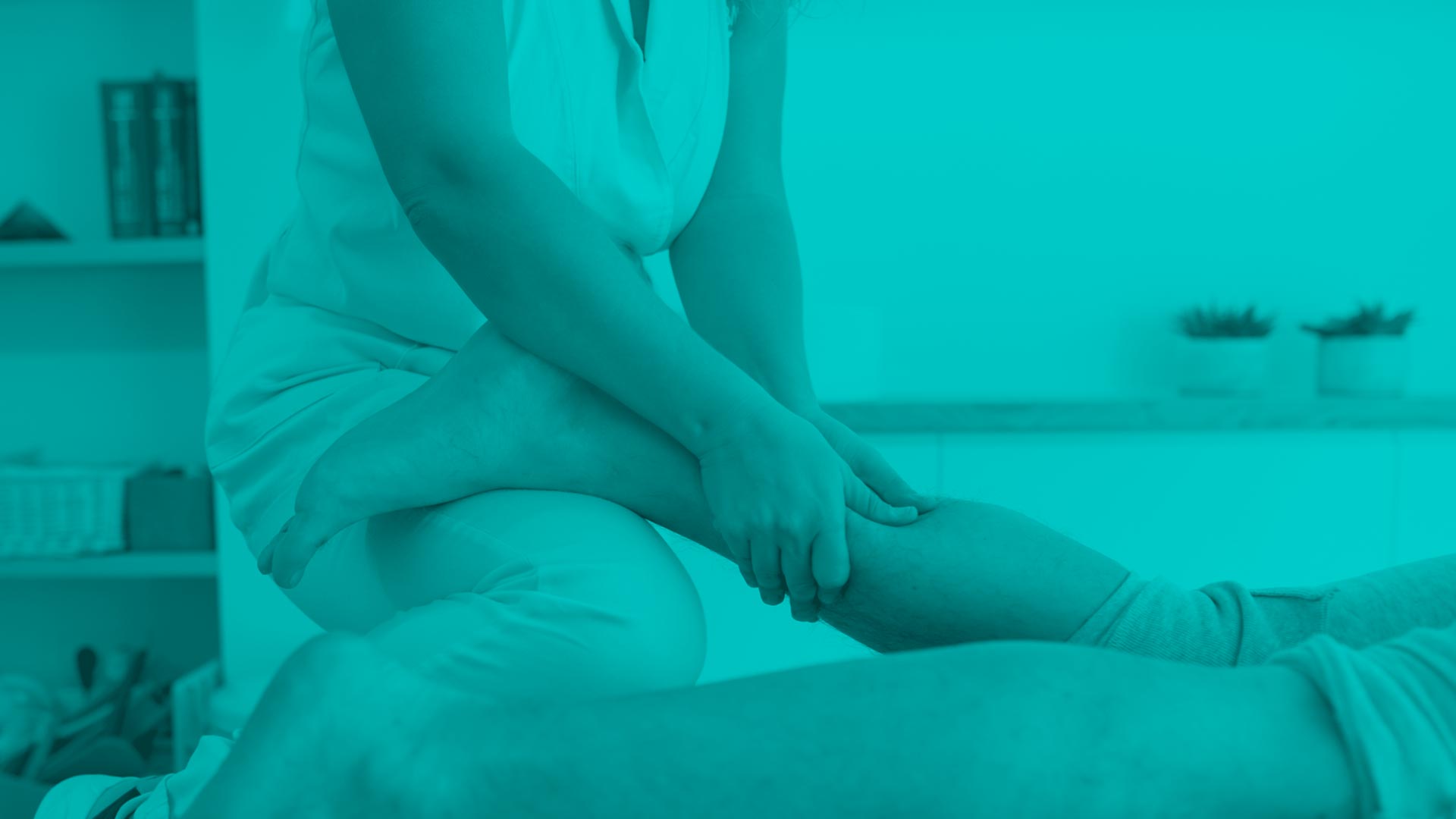 Fisioterapeuta en masaje deportivo de recuperación